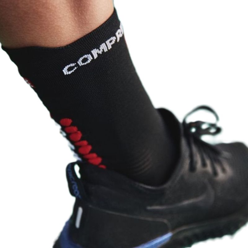 pro-racing-socks-v4-run-high-black-red1.jpg