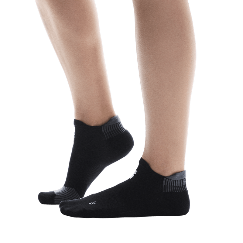 Create-Small-PNG-2-UF10060106-performance-run-sock-low-ss25-black-eclipse-u-1x1-tr-PLP.png