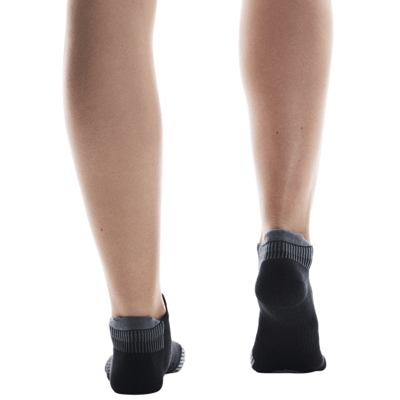 Create-Small-PNG-2-UF10060106-performance-run-sock-low-ss25-black-eclipse-u-4x5-tr-g3.png